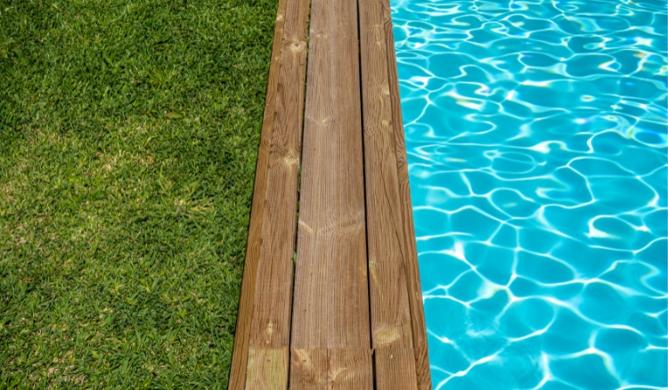 Grama sintética para piscina é bom